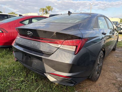Used 2022 Hyundai Elantra SEL w/ Convenience + Premium Package FWD image 10
