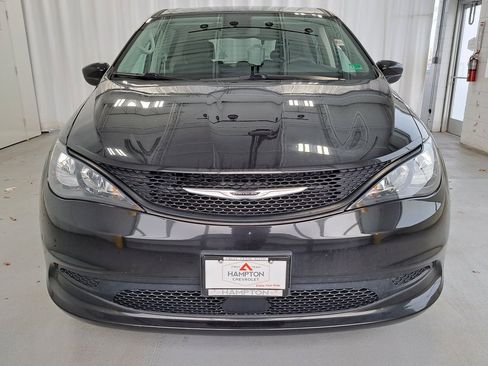 Used 2023 Chrysler Voyager LX image 3