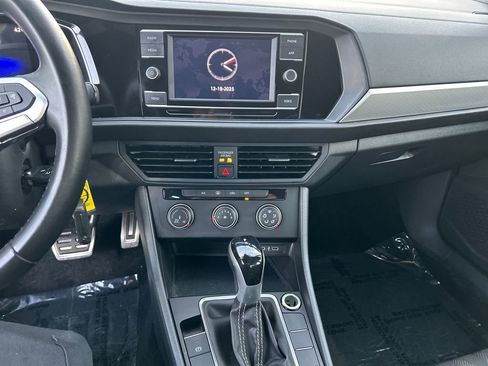 Used 2023 Volkswagen Jetta Sport image 11