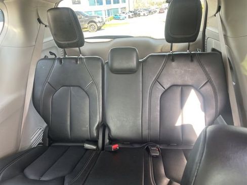 Used 2024 Chrysler Pacifica Touring-L image 9