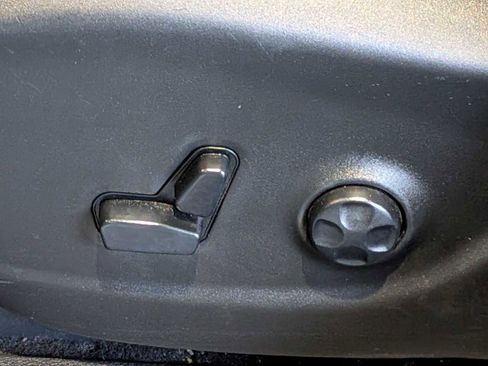 Used 2019 Jeep Cherokee Latitude Plus w/ Cold Weather Group AWD/4WD image 16