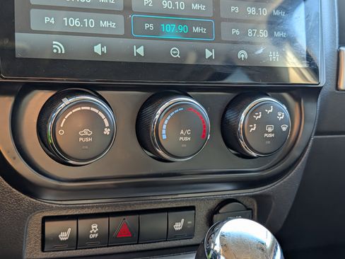 Used 2017 Jeep Compass Latitude image 23