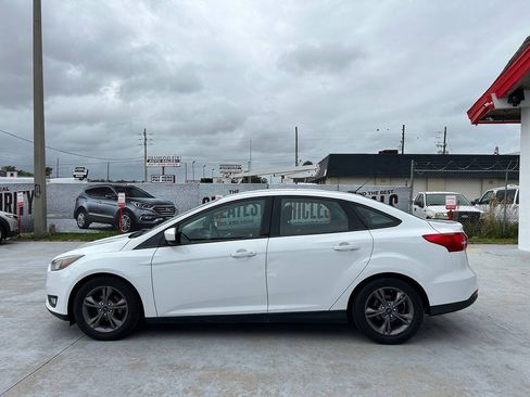 Used 2018 Ford Focus SE w/ SE Appearance Package FWD image 4