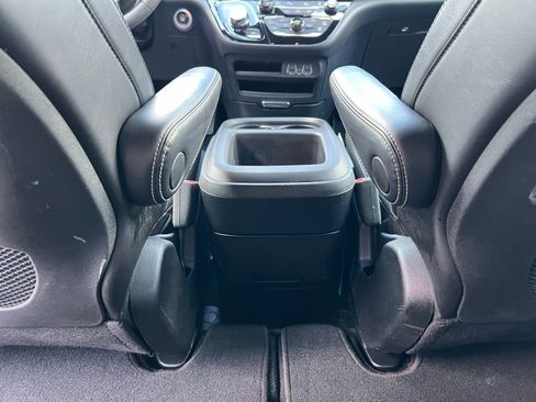 Used 2025 Chrysler Pacifica Select image 45