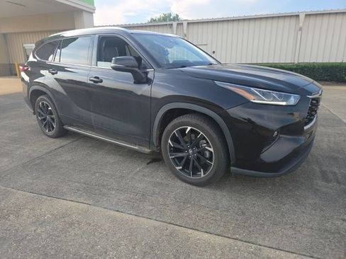 Used 2021 Toyota Highlander Limited FWD image 11