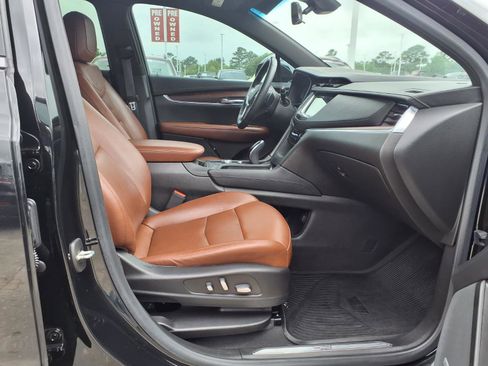Used 2022 Cadillac XT5 Premium Luxury w/ Technology Package FWD image 8