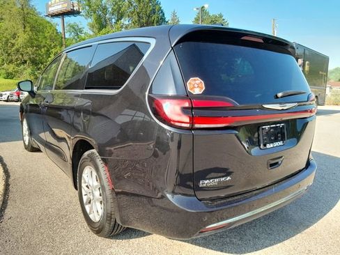 Used 2023 Chrysler Pacifica Touring-L FWD image 7