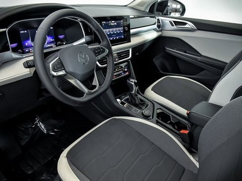 Used 2025 Volkswagen Taos SE w/ Panoramic Sunroof Package image 6