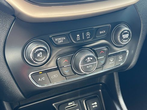 Used 2017 Jeep Cherokee Limited w/ Luxury Group image 15