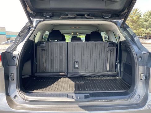 Used 2020 Toyota Highlander LE AWD/4WD image 4