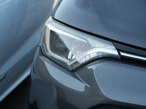 Used 2018 Toyota RAV4 XLE FWD image 3