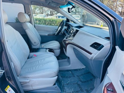 Used 2011 Toyota Sienna Limited image 44