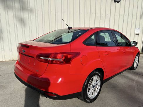 Used 2017 Ford Focus SE FWD image 3