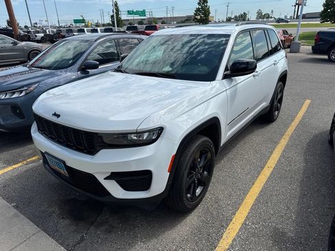 Used 2023 Jeep Grand Cherokee Altitude AWD/4WD image 7