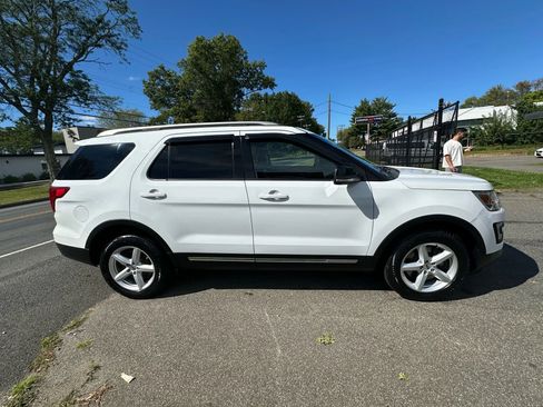 Used 2016 Ford Explorer XLT w/ Equipment Group 202A image 4