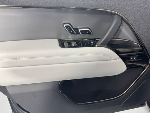Used 2025 Land Rover Range Rover Sport SE AWD/4WD image 17