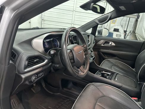 Used 2021 Chrysler Pacifica Limited w/ Uconnect Theater Family Group image 9