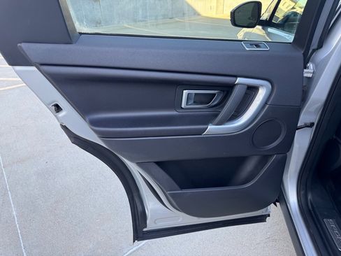 Used 2019 Land Rover Discovery Sport SE image 22