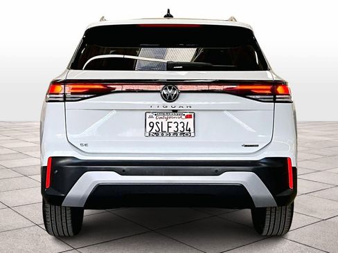 Used 2025 Volkswagen Tiguan SE image 7