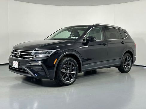 Used 2023 Volkswagen Tiguan SE w/ Panoramic Sunroof Package AWD/4WD image 3