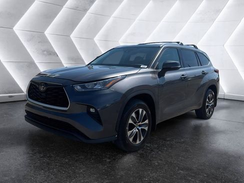 Used 2020 Toyota Highlander XLE AWD/4WD image 3