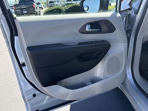 Used 2023 Chrysler Voyager LX image 13