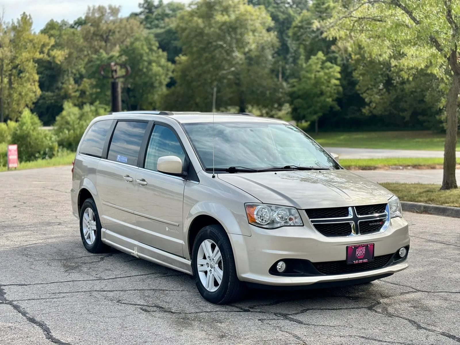 Used 2013 Dodge Grand Caravan Crew FWD image 3