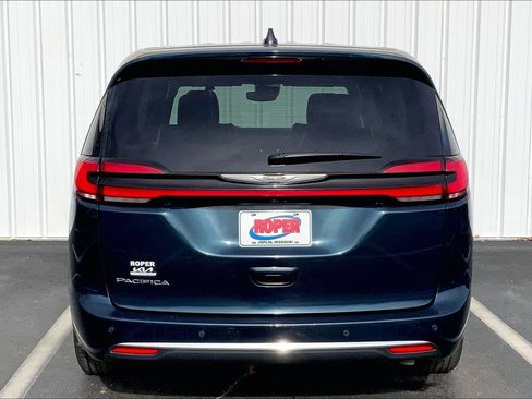 Used 2024 Chrysler Pacifica Touring-L image 4