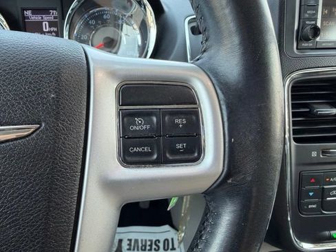 Used 2014 Chrysler Town & Country Touring FWD image 22