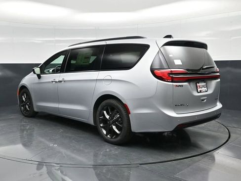 New 2026 Chrysler Pacifica Limited FWD image 9