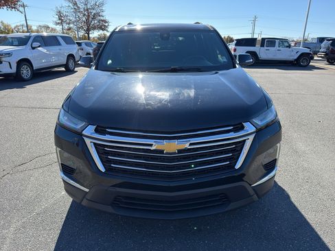 Used 2023 Chevrolet Traverse LT image 2