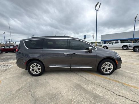 Used 2022 Chrysler Pacifica Limited AWD/4WD image 8