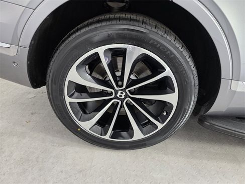 Used 2018 Bentley Bentayga image 17