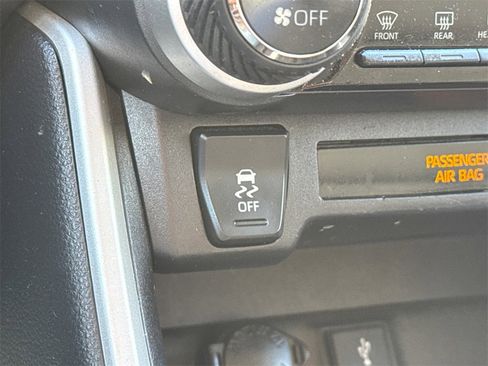 Used 2021 Toyota RAV4 XLE Premium image 28