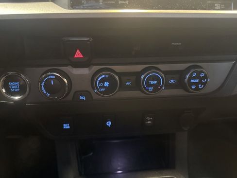 Used 2016 Toyota Tacoma TRD Sport w/ Towing Package image 18