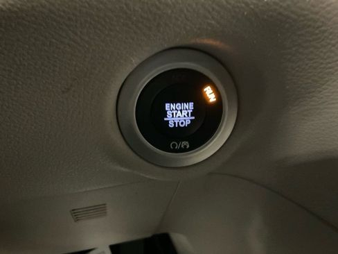 Used 2023 Chrysler Pacifica Touring-L image 15