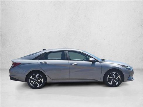 Used 2023 Hyundai Elantra SEL w/ Convenience Package FWD image 4