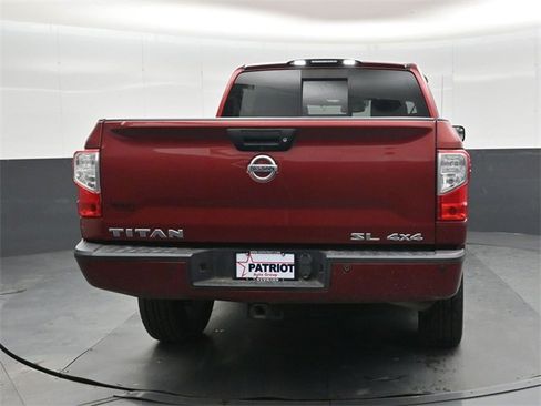 Used 2018 Nissan Titan SL image 5