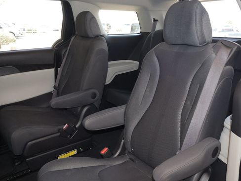 Used 2022 Kia Carnival LX FWD image 35