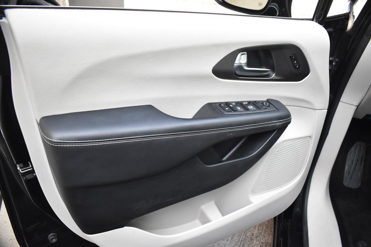 Used 2024 Chrysler Pacifica Touring-L FWD image 16