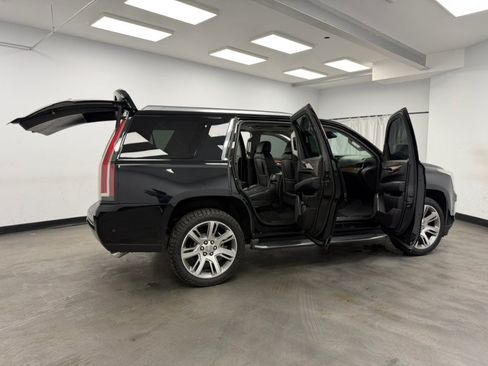 Used 2017 Cadillac Escalade Luxury AWD/4WD image 29