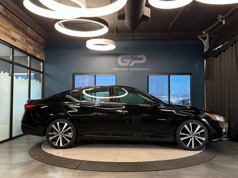 Used 2019 Nissan Altima 2.5 Platinum image 2