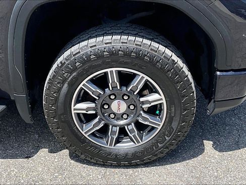 Used 2024 GMC Sierra 1500 AT4 w/ Technology Package AWD/4WD image 9