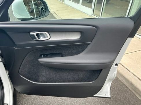 Certified 2025 Volvo XC40 B5 Plus AWD/4WD image 14