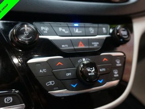 Used 2019 Chrysler Pacifica Touring-L w/ Advanced Safetytec Group image 18