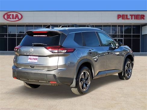 Used 2025 Nissan Rogue SV w/ SV Premium Package image 4