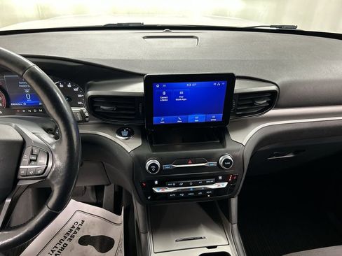 Used 2020 Ford Explorer XLT w/ Comfort Package image 18