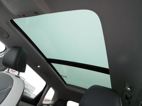 Certified 2025 Volkswagen Taos SE w/ Panoramic Sunroof Package image 31