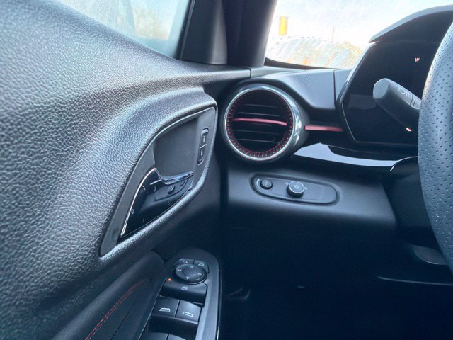 Used 2024 Chevrolet Trax RS FWD image 13
