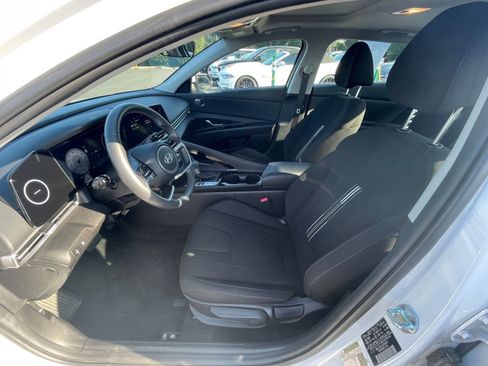 Used 2025 Hyundai Elantra SEL image 25